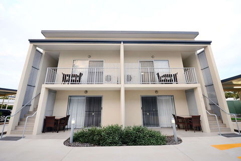 Oaks Middlemount Suites - Holiday Cairns 1