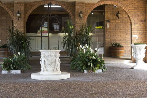 Cumberland Motor Inn - Holiday Cairns 0