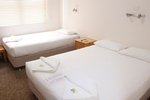 CBD Hotel - Holiday Cairns 0
