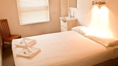 CBD Hotel - Holiday Cairns 2