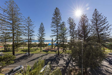 Oaks Gold Coast Calypso Plaza Suites - Holiday Cairns 4