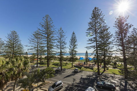 Oaks Gold Coast Calypso Plaza Suites - Holiday Cairns 1