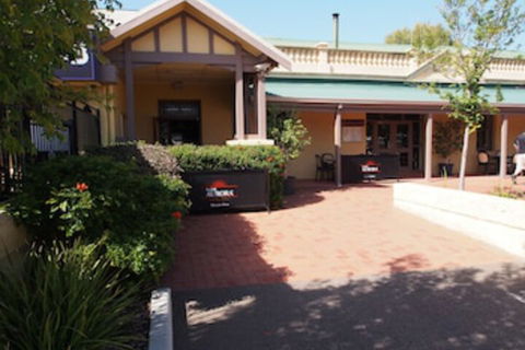 Dongara Hotel Motel - Holiday Cairns 0