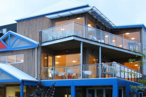 The Island Accommodation - Hostel - Holiday Cairns 1