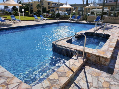 Southern Cross Beachfront Holiday Apartments - Holiday Cairns 1