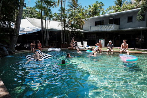 Calypso Inn Backpackers Resort Hostel - Holiday Cairns 5