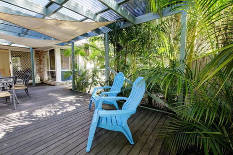 FRANGIPANI BEACH HOUSE PET FRIENDLY 22 Belbourie Cres Boomerang Beach - Holiday Cairns 5