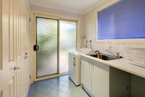 FRANGIPANI BEACH HOUSE PET FRIENDLY 22 Belbourie Cres Boomerang Beach - Holiday Cairns 2