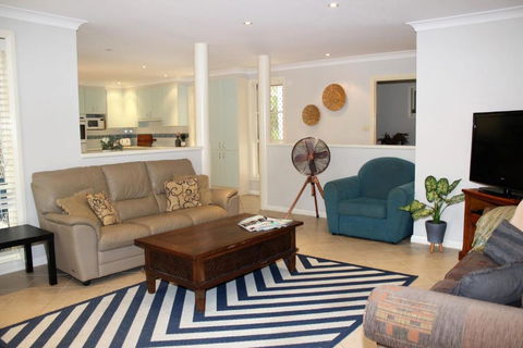 FRANGIPANI BEACH HOUSE PET FRIENDLY 22 Belbourie Cres Boomerang Beach - Holiday Cairns 6