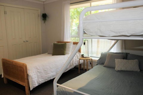 FRANGIPANI BEACH HOUSE PET FRIENDLY 22 Belbourie Cres Boomerang Beach - Holiday Cairns 1