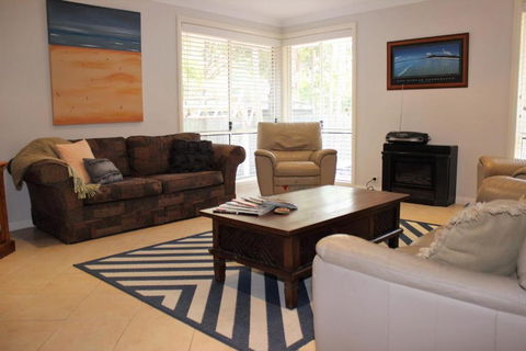 FRANGIPANI BEACH HOUSE PET FRIENDLY 22 Belbourie Cres Boomerang Beach - Holiday Cairns 4