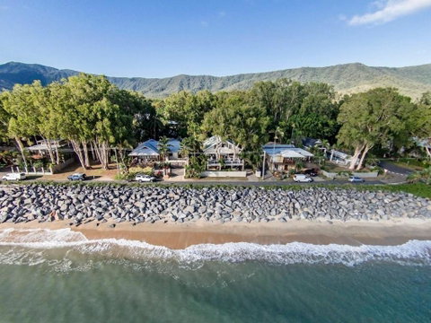 Decked Out By The Sea - Holiday Cairns 4