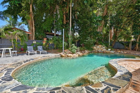 Decked Out By The Sea - Holiday Cairns 5