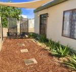 Cute Private Studio Flat with AIRCON - Holiday Cairns