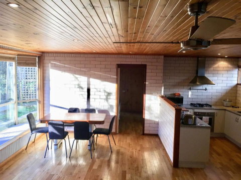 Romantic Getaway With Spa & Wifi Pet Friendly - Holiday Cairns 5