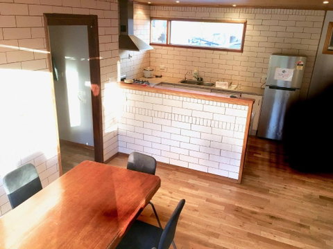Romantic Getaway With Spa & Wifi Pet Friendly - Holiday Cairns 1