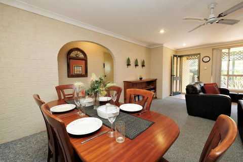 ACACIA WEEKLY ONLY - Holiday Cairns 2