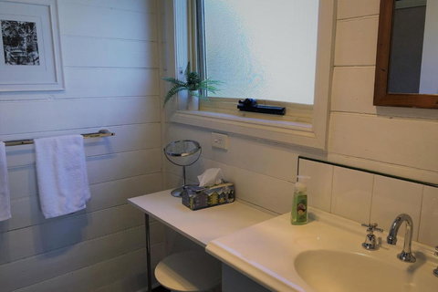 BURGESS COTTAGE King Bed For Couples - Holiday Cairns 3
