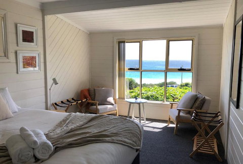 BURGESS COTTAGE King Bed For Couples - Holiday Cairns 4