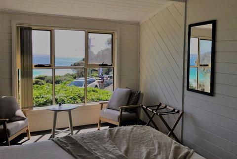 BURGESS COTTAGE King Bed For Couples - Holiday Cairns 2