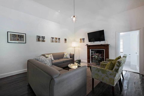 Jacobs Estate Cottage - Holiday Cairns 1
