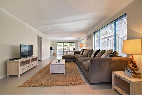 A Little Luxury In Town - Holiday Cairns 4