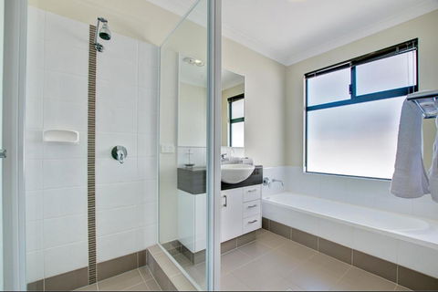 A Little Luxury In Town - Holiday Cairns 6