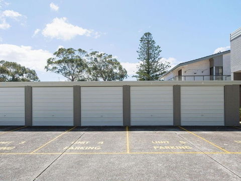 5 Casuarinas 33 Soldiers Point Road Superb Waterfront Unit - Holiday Cairns 1
