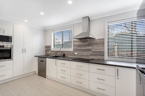 Sunset Beach House Soldiers Point Sleeps 9 - Holiday Cairns 4
