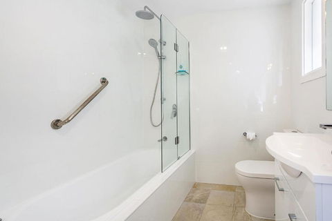 Sunset Beach House Soldiers Point Sleeps 9 - Holiday Cairns 1
