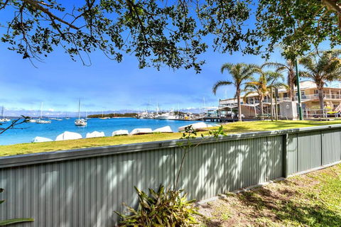 Sunset Beach House Soldiers Point Sleeps 9 - Holiday Cairns 3