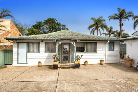 Sunset Beach House Soldiers Point Sleeps 9 - Holiday Cairns 5