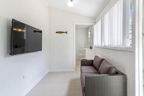 Sunset Beach House Soldiers Point Sleeps 9 - Holiday Cairns 6