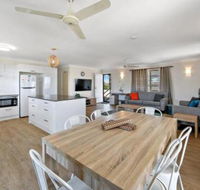 Upstairs  Downstairs 81 Denman Camp Rd - Holiday Cairns