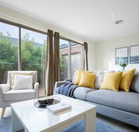 Spacious Lovely Home In Point Cook