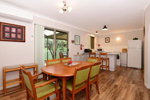 Valley Haven 3 Bedrooms Close To The Village! - Holiday Cairns 1