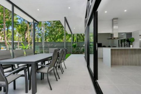Villa Tiino Clifton Beach - Holiday Cairns 4