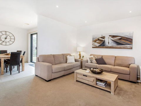 COASTAL HAVEN DROMANA - Holiday Cairns 1