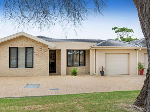 COASTAL HAVEN DROMANA - Holiday Cairns 6