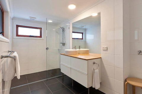 DOLPHIN LOOKOUT COTTAGE Amazing Views Of The Bay Of Fires - Holiday Cairns 1