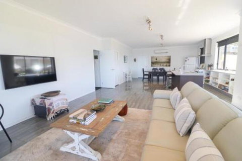 Elysium Lakehouse - Holiday Cairns 7