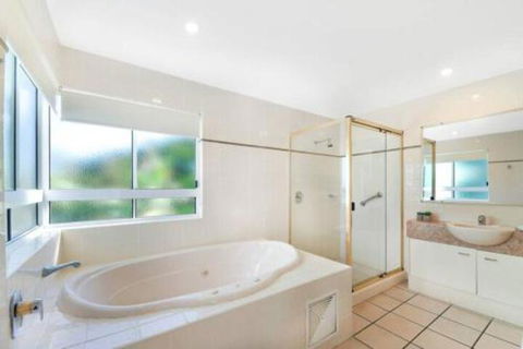 2 Bedroom Alex Unit Ocean Pool & Park Views - Holiday Cairns 4