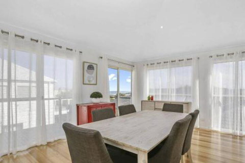 SEAVIEW Ocean Views From A Modern Townhouse - Holiday Cairns 6
