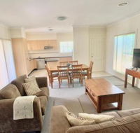 Spacious 2 Bed 2 Bath Villa Central Location Quiet - Holiday Cairns