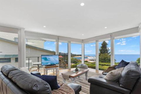 COASTAL HAVEN Panoramic Ocean Views - Holiday Cairns 0