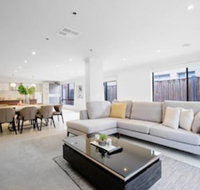 Lightful Charming House With Free Parking