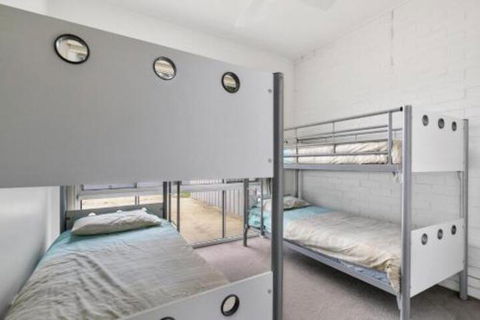 THE BEACH HIVE PET FRIENDLY (OUTSIDE ONLY) INLET SIDE - Holiday Cairns 3