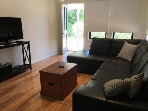 Rail Trail Cottage - Holiday Cairns 6