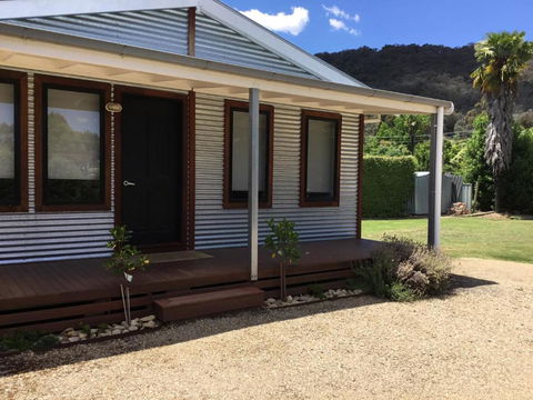 Rail Trail Cottage - Holiday Cairns 3