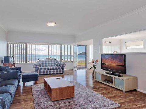 Beached Inn 93 Foreshore Drive Spacious Beach Front House - Holiday Cairns 2